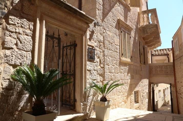  Lešić Dimitri Palace entrance.