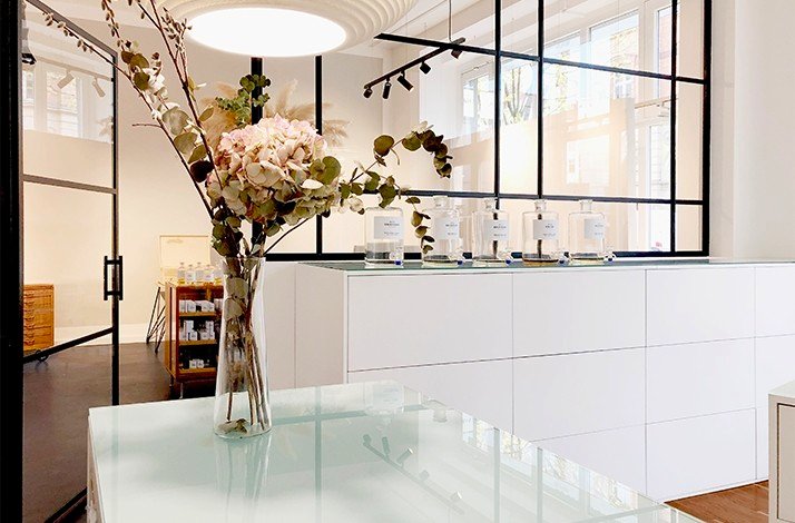 A vase with flowers on a table at Frau Tonis Parfum.