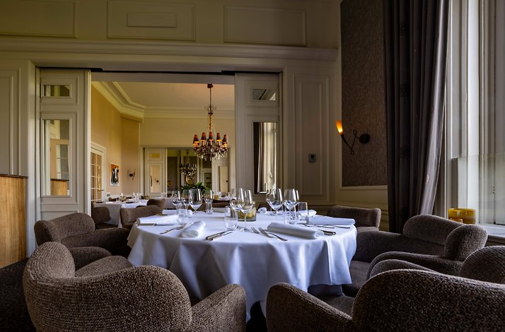 Elegant dining table at Michelin-starred restaurant De Heeren van Harinxma of Landgoed Lauswolt.