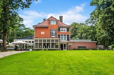 Hotel & Restaurant Wildthout in the day light.