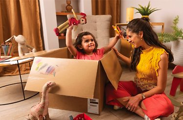 A kid playing inside of a Mercado Libre box