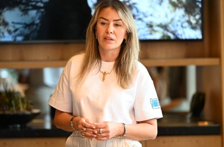 Pia Yuli's founder, Pınar Yürekli, hosting an intimate workshop on making natural stone bracelets.