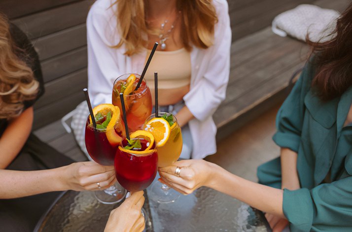 Four people relaxing with an aperitif at Salotto 42.