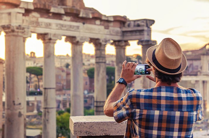 A toutist taking photo of the ancient building in Rome 