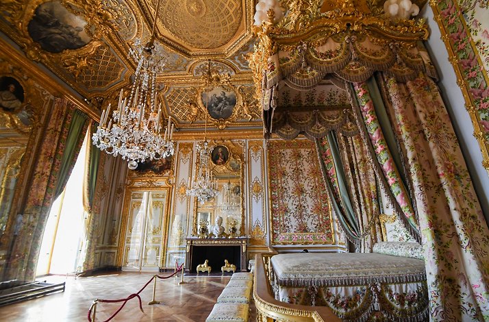 The bedroom of the Château de Versailles features a magnificent king-size bed.