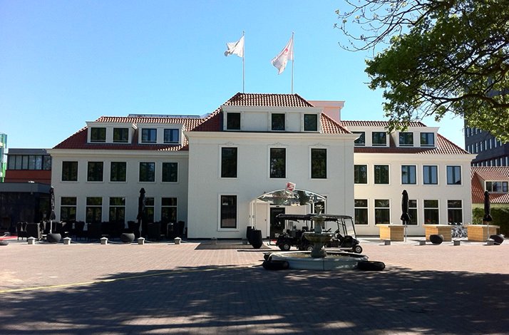 The white exterior of building of Restaurant, Hotel & Spa Savarin
