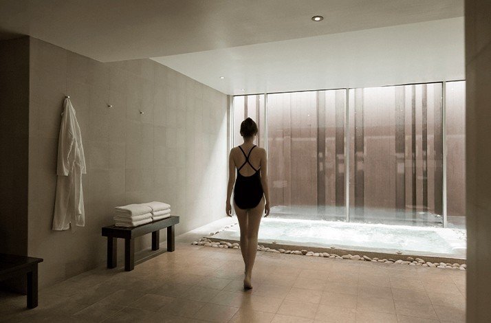 A girl enters the steam and hydro pool at Como Shambhala Metropolitan Bangkok.