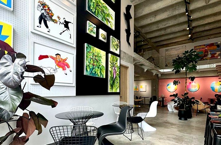 Tables surrounded by walls decorated with paintings in Zehn Living.