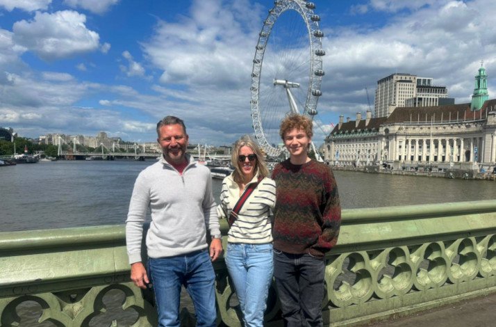 A family picture at the panoramic view of London.