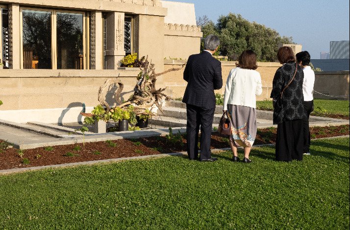 A tour group overviewing the grounds of Frank Lloyd Wright's Hollyhock House