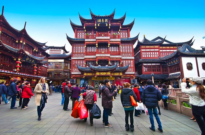 Participants with an experienced guide at Pan Family's Yu Garden complex.
