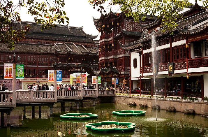 Pan Family's Yu Garden complex full of visitors.