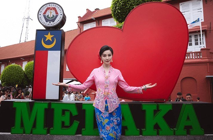 A woman posing in front of an 'I love Melaka' sign