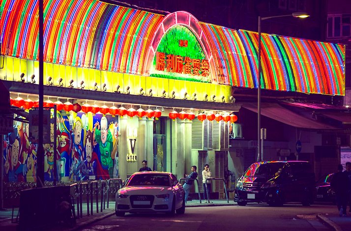 Wo Hing Victory Mahjong Gaming’s neon sign at night.