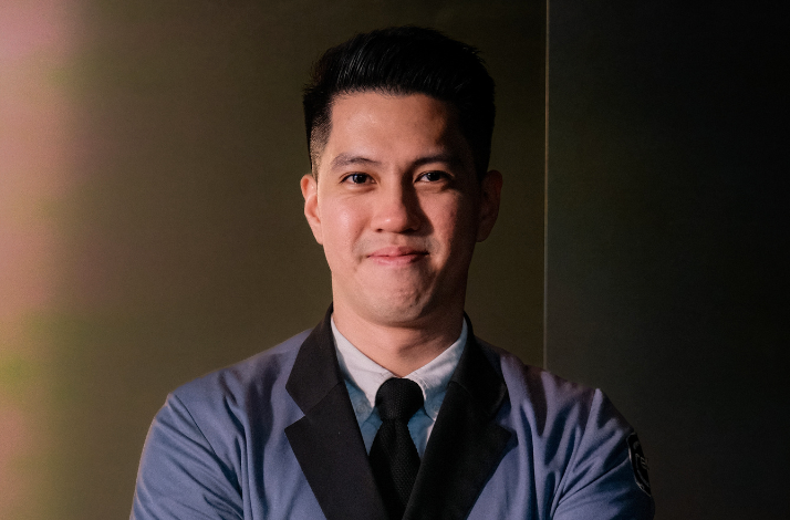 Reka:Bar mixologist in a suit.