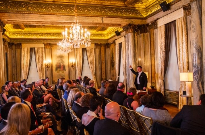 Full audience at Steve Cohen a show.