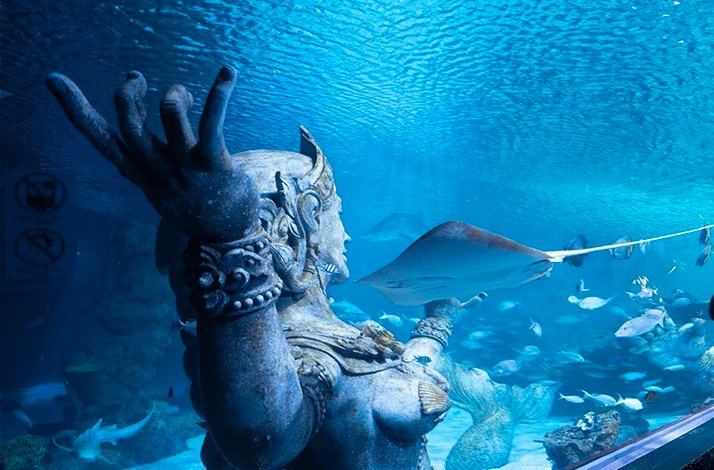 A beautifully crafted mermaid statue located at Su Va Na Restaurant