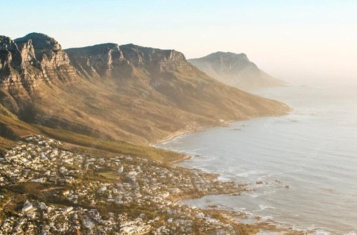 Scenic view of the Lion's Head гору and sea against clear sky.