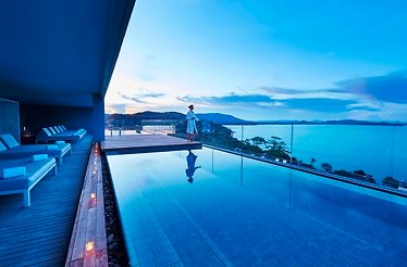 A balcony with a pool at the Como Point Yamu.
