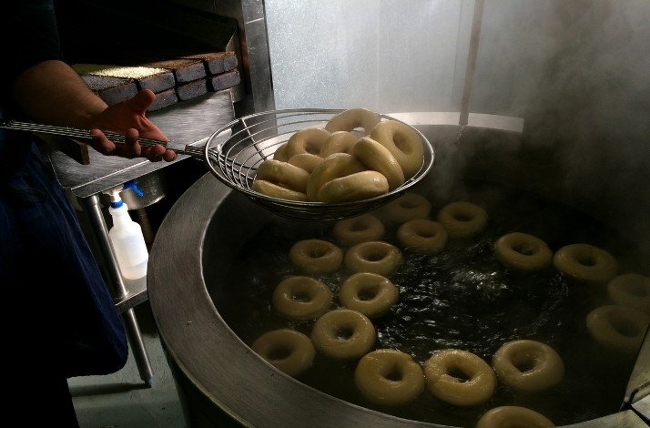An expert boiling bagels at Russ & Daughters