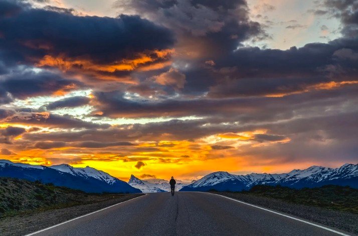 A person walking on Route 40 from the city of El Calafate to El Chaltén