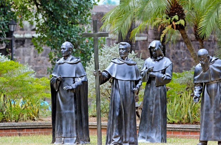 Statue of Gomburza at the Plaza Moriones.
