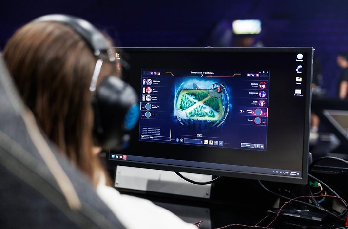 A person playing League of Legends at an LCS event.