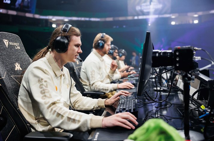 People playing League of Legends at an LCS event.