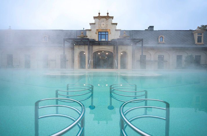 Hot outdoor pool with water vapor in the air at De Montel - Terme Milano.