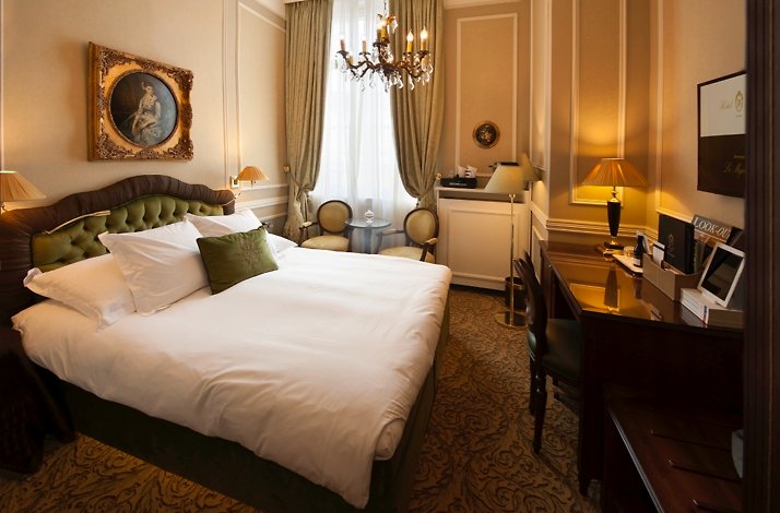 Beautiful bedroom with green bed at Hotel Heritage.