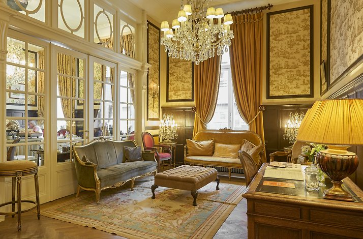 A cozy living room in warm light at Hotel Heritage.