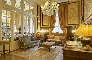 A cozy living room in warm light at Hotel Heritage.