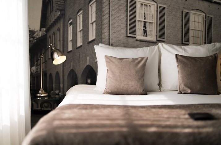 The interior of hotel  't Lansink room with brown pillows