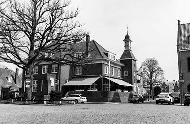Black and white photo of  't Lansink hotel exterior