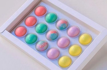 Promotional photo of a box of chocolates from Mandarina Cake Shop