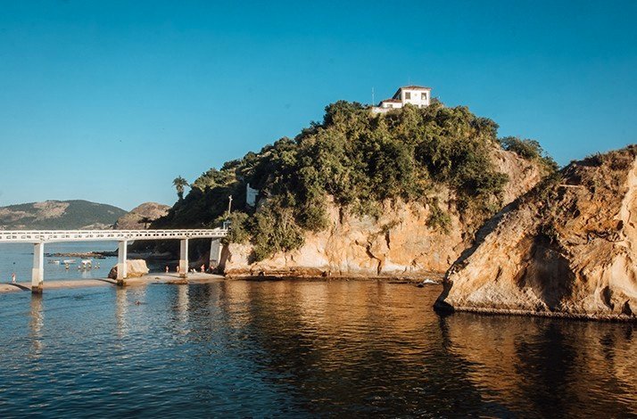 Hilltop structure with surrounding greenery and a bridge over the water in Niterói, Rio de Janeiro.