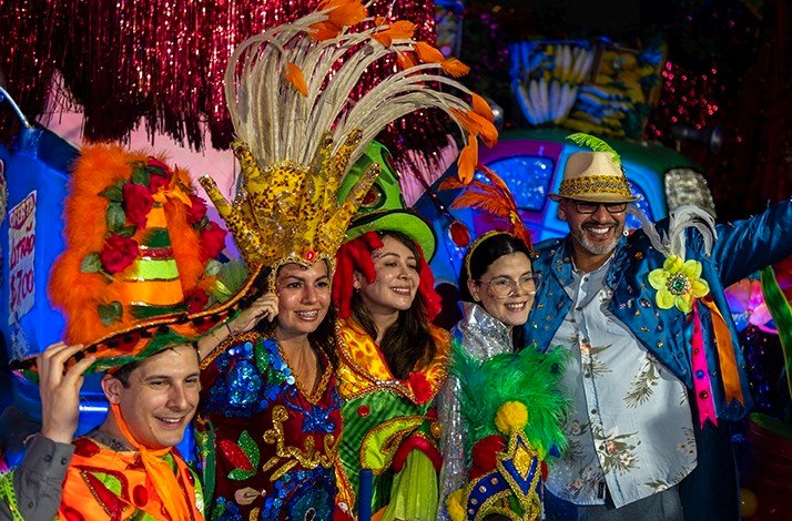Samba queen performs with a musician ensemble at Rio's Carnival.
