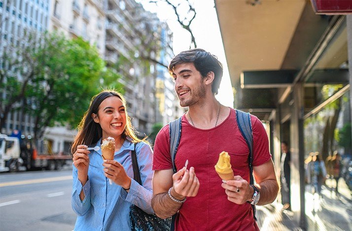 A couple eating ice cream on walking tour of Buenos Aires
