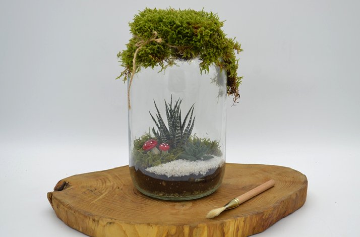 A beatiful artistic Jar herbarium made in an Afloday workshop.