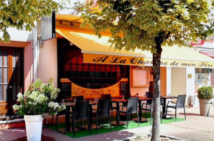 Terrace of the restaurant A la Chaume de mon Père.
