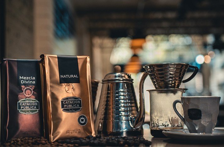 Coffee and cup with a coffeepot on the table at Catación Pública.