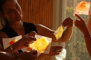 Artist Fabiana Burr teaching a class on ephemeral artwork on artisanal paper. 