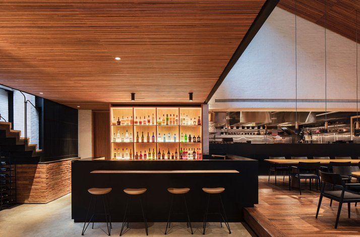 The interior of Restaurante LEO featuring a bar area with a long, dark bar top.