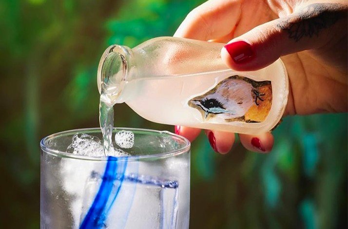 Close-up of the bartender of Restaurante LEO pouring a drink.