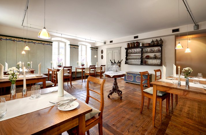 Beautiful candlelit tables at Romantik Hotel Meisenheimer Hof.