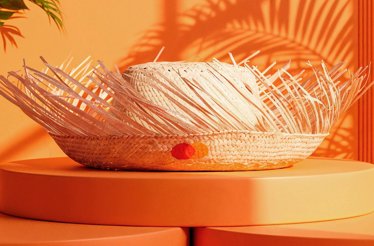 The display of a traditional jíbaro hat, handwoven from cogollo palm, with Mastercard logo on it