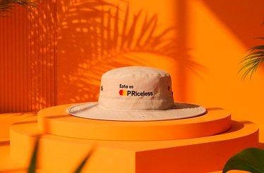 Beige bucket hat with the text 'Esto es PRiceless'