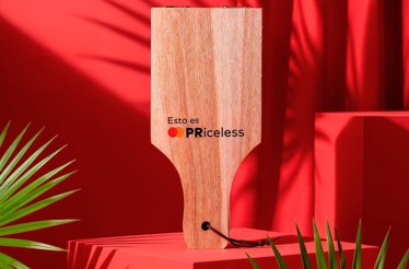 Wooden tostonera with Priceless branding and Mastercard logo.
