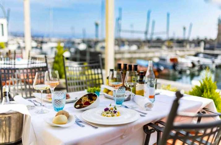 A beautiful table with drinks and Mediterranean delicacies at Restaurant Plavi podrum.