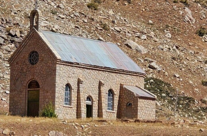 The Puente del Inca chapel is a historic structure that, along with a hotel and small village, was destroyed by a flood in 1914.